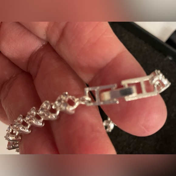 Silver Tone Crystal Heart Bracelet NIB - Picture 10 of 14